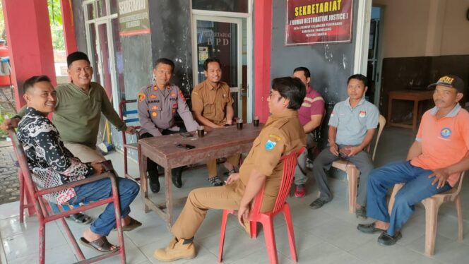 
					Melalui Jumat Curhat, Kapolsek Panimbang Ajak Warga Jaga Keamanan