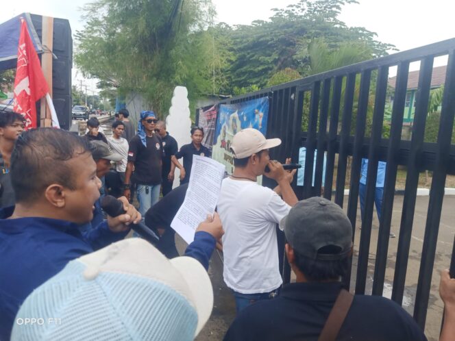 
					Merasa Kecewa, Masa Koalisi Banten Bersatu Gelar Aksi Demo di Tiga Lokasi