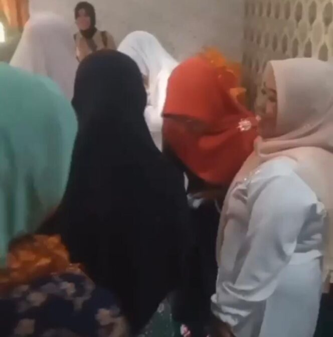 
					Jubir Paslon Dewi-Iing Tepis Soal Video Viral Bagikan Uang
