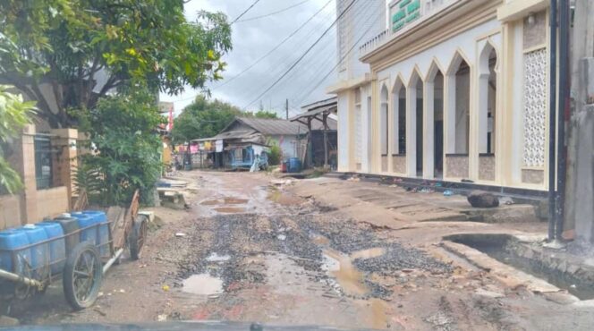 
					Sering Dilintasi Kendaraan Berat, Jalan Rusak di Sukaresmi Pandeglang di Keluhkan Warga