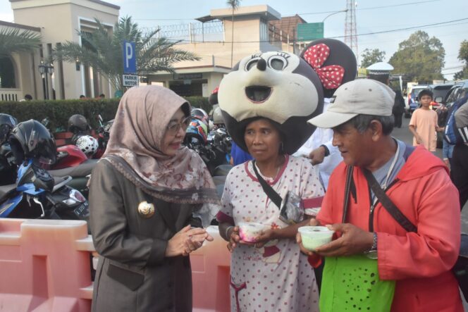 
					Borong Takjil, Bupati Dewi: Berbagi Kebahagiaan di Bulan Ramadhan