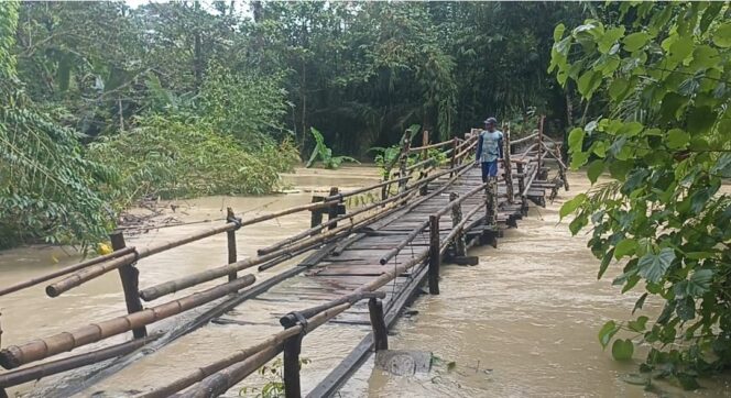 
					Sejumlah Jalan dan Jembatan di Cikeusik Pandeglang Putus