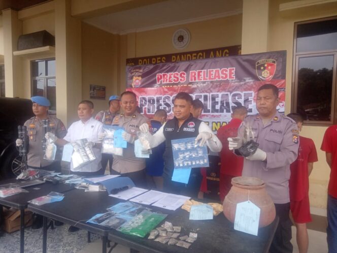 
					Darurat Narkoba, Polres Pandeglang Amankan Tujuh Tersangka Pengedar dan Pengguna