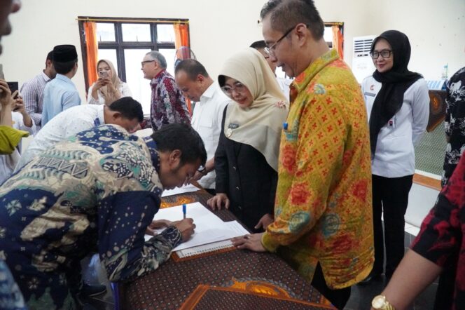 
					Dokumen Pendirian Koperasi Merah Putih di Pandeglang Diteken