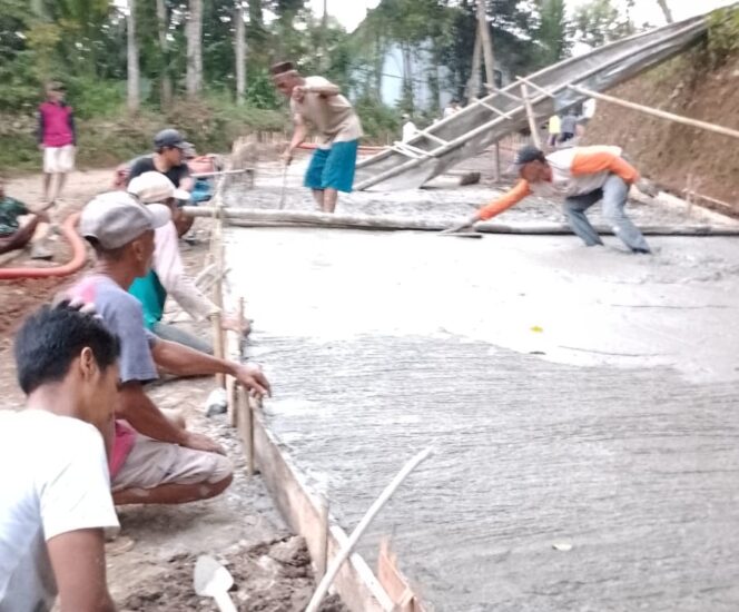 
					Warga di Mekarjaya Pandeglang Kompak Bangun Jalan, Butuh Perhatian Pemda