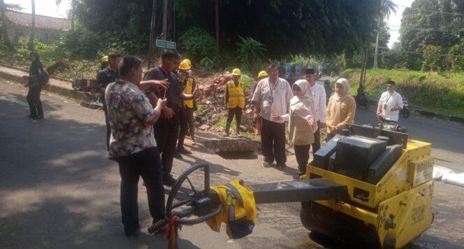 
					Sempat Ditanami Pisang, Jalan Berlubang di Simpang Tenjolaya Pandeglang Diperbaiki