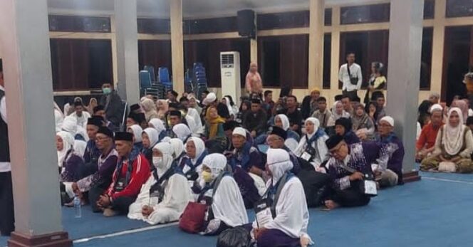 
					Bupati Dewi Setiani Lepas Puluhan Calon Jamaah Haji Kloter 57 Asal Pandeglang