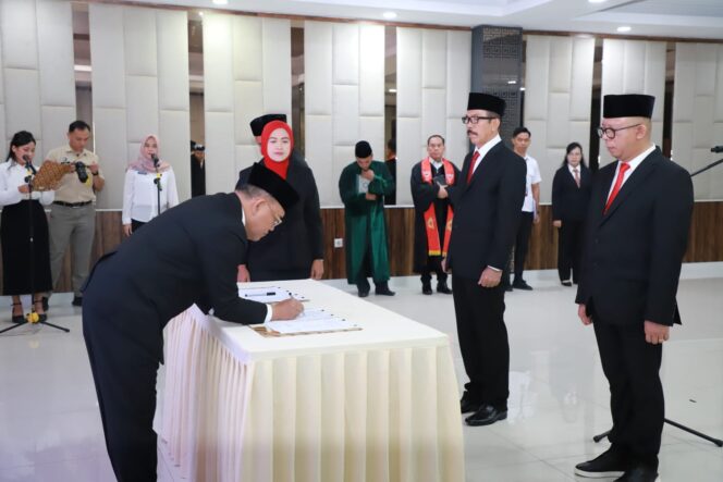 
					Kepala Kanwil BPN Banten Lantik Dua Pejabat Administrator, Ini Pesan yang Disampaikan