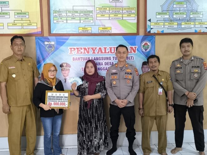 
					Puluhan Warga di Desa Mandalawangi Terima BLT DD Triwulan II
