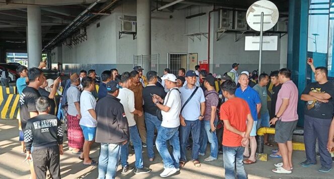 
					ASDP Bungkam Soal Antrean Kacau di Pelabuhan Eksekutif Merak