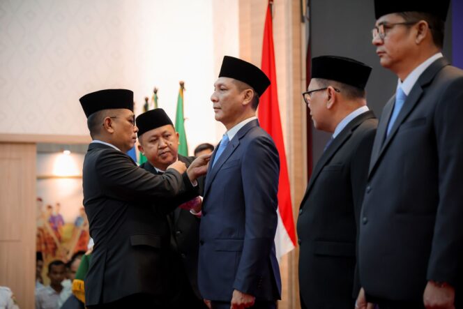 
					Andra Soni Lantik Deden Apriandhi sebagai Sekda Banten, Ini Delapan Program Prioritas