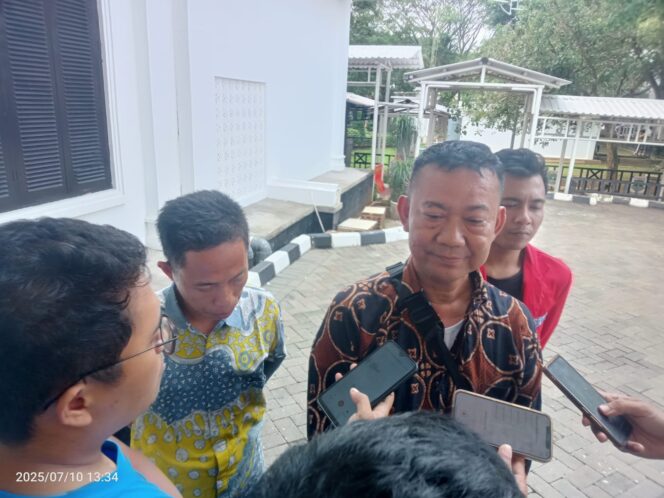 
					Ratusan Guru Kecewa Tidak Ditemui Pejabat Pemprov Banten