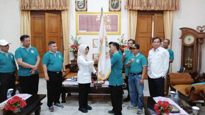 
					Bupati Dewi Lepas Kontingen Porsenijar PGRI Kabupaten Pandeglang, Ini Pesan yang Disampaikan