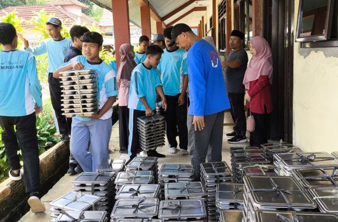
					Yayasan Almeera Bhakti Husna Distribusikan Makan Gratis ke Ribuan Siswa di Mandalawangi