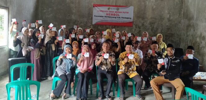
					Perdana, Ratusan Anggota Kopdes Merah Putih di Desa Nembol Terima KTA dan Buku Simpanan