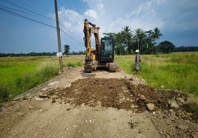 
					Program CSR PT Adhikarya (Persero) TBK Bidang Konstruksi, Sasar Perbaikan Jalan Kampung Diwilayah Kerjanya
